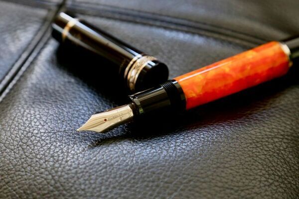 イタリア筆記具ブランドD-Nの旗艦モデルの“オーバーサイズ”万年筆が特別仕様で復活　6月中旬に先行予約販売始まります。