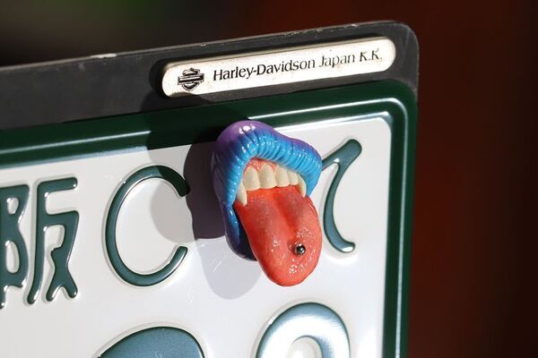 造形からペイントまですべて手作りで制作　細部まで作り込んだM&Msオリジナルナンバーボルト「BRATTY LIP」発売開始