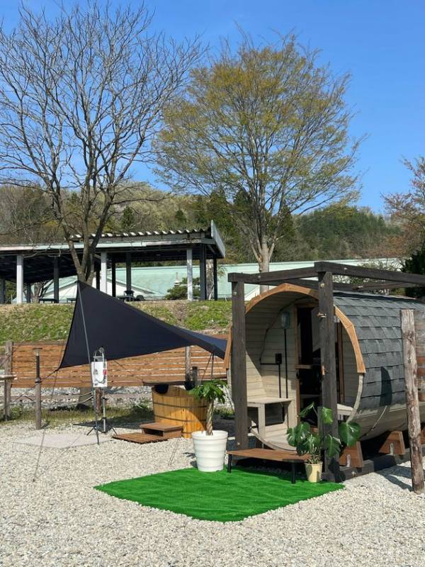山形県初！バレルサウナ付グランピングサイトオープン！SnowPeakと隈研吾氏のコラボモバイルハウス「住箱-JYUBAKO-」を客室にしたサウナグランピングが誕生！