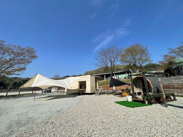 山形県初！バレルサウナ付グランピングサイトオープン！SnowPeakと隈研吾氏のコラボモバイルハウス「住箱-JYUBAKO-」を客室にしたサウナグランピングが誕生！