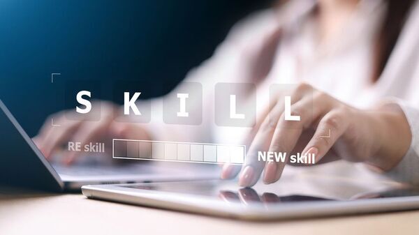 【キャリア形成とリスキリングの実態調査】　係長クラス以上の約7割、年収500万円以上の約5割がキャリア転換を検討　職責・年収が意向に影響