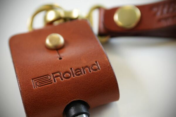 Roland Store Tokyoでハンドメイドのレザー工房 HERZとのコラボレーション・キャンペーンを開催