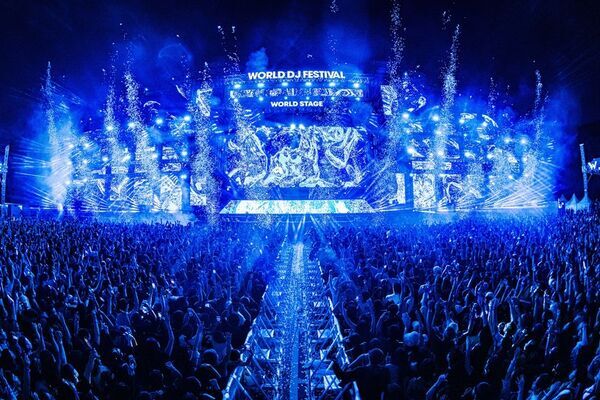 美容外科クリニック「eクリニック」がアジア最大級のEDMフェス「World DJ Festival Japan2025」のオフィシャルスポンサーに就任