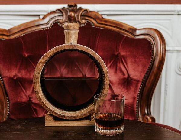 今年の夏は“熟成ハイボール”で乾杯を。ただ割るだけじゃない、自分で「育てる」大人のハイボール体験- TARU HOLIC -の販促強化を実施