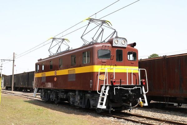 秩父鉄道(埼玉県)×三岐鉄道(三重県)電気機関車コラボ塗装を実施します！