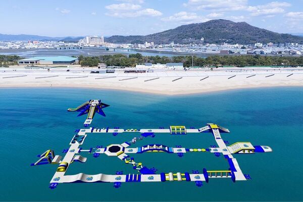 和歌山市片男波海水浴場初の海上アスレチック「AQua LooP(アクアループ)」が7月5日(土)にOPEN！