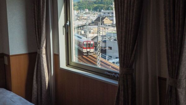 伊勢市駅前の伊勢パールピアホテル、1日中鉄道を眺められるトレインビュープランを2025年6月にリニューアル販売開始