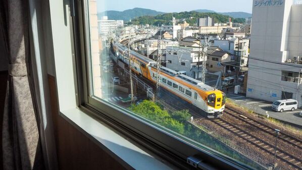 伊勢市駅前の伊勢パールピアホテル、1日中鉄道を眺められるトレインビュープランを2025年6月にリニューアル販売開始