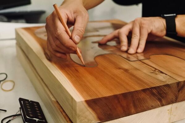 秩父産樹齢100年以上の杉を使用したエレキギター　第75回 全国植樹祭にて展示｜受注受付中　Production by　SCHECTER GUITAR RESEARCH