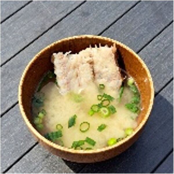 ＼長さ25cmの特大うなぎ一本丼が登場！／駿河湾沼津サービスエリア上り線内「おさかな丼屋 とと丸食堂」で夏バテ防止のお手伝いとして鰻と自然薯入りとろろを使用した夏のスタミナ丼の販売を6月9日(月)より販売。