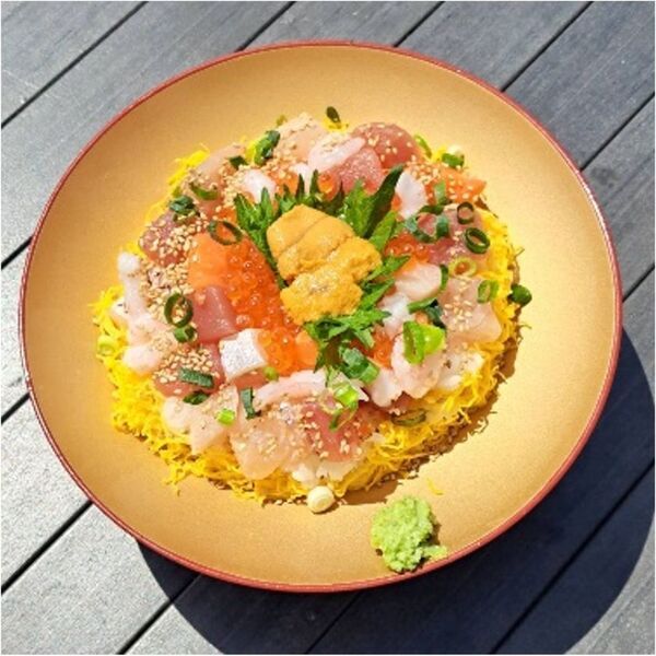 ＼長さ25cmの特大うなぎ一本丼が登場！／駿河湾沼津サービスエリア上り線内「おさかな丼屋 とと丸食堂」で夏バテ防止のお手伝いとして鰻と自然薯入りとろろを使用した夏のスタミナ丼の販売を6月9日(月)より販売。