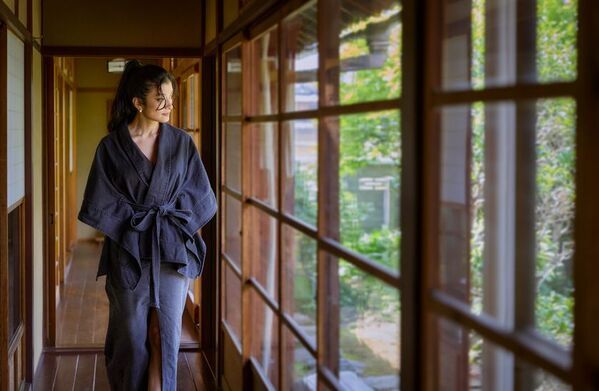 Airbnbが、水原希子、ローラとAkiya Design Projectでのコラボレーションを発表。