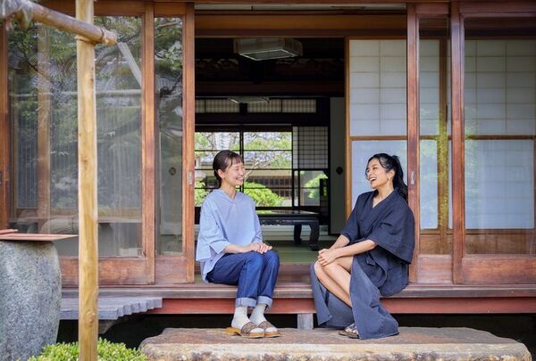 Airbnbが、水原希子、ローラとAkiya Design Projectでのコラボレーションを発表。