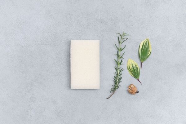 ヤシ由来原料を使用した「サステナブル スポンジ」薄さわずか約5ミリ！省スペースでストック可能な圧縮タイプ登場