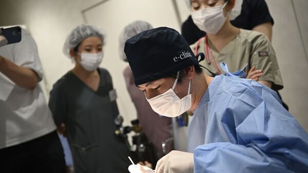 美容外科クリニック「eクリニック」が医師向けに「公開カンファレンス」を実施