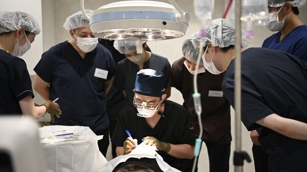 美容外科クリニック「eクリニック」が医師向けに「公開カンファレンス」を実施