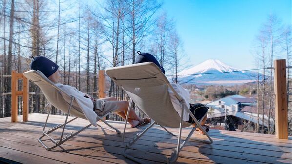 愛車を眺めつつお酒がたのしめるガレージ付き宿泊施設『BIKE GARAGE YAMANAKAKO』をオープン！富士山一望のウッドデッキやBBQスペースなども併設