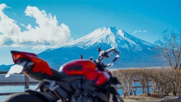 愛車を眺めつつお酒がたのしめるガレージ付き宿泊施設『BIKE GARAGE YAMANAKAKO』をオープン！富士山一望のウッドデッキやBBQスペースなども併設