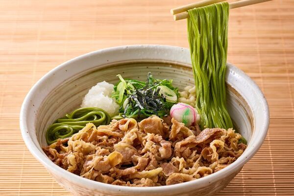 京都・伊藤久右衛門 祇園四条店限定の新メニュー「牛肉と九条ねぎの冷やし抹茶そば」6月16日より提供開始