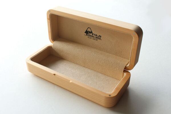 世界初の富士山のヒノキ材サングラスを装用体験！東京・KITTE「しずおか富士山PR展 in東京」に出展