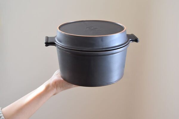 伝統の瀬戸焼製で超軽量・レンジもOKのダッチオーブン「マルチダッチオーブンSETO」がmachi-yaにて先行販売開始！自宅でもアウトドアでも本格調理が可能