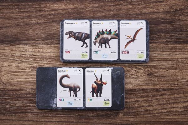 「恐竜くん」全面監修による、興味と新たな発見につながる恐竜ボードゲーム・遊べる恐竜図鑑、「ディノミュージアム」をGEO GAMESから2025年7月8日(火)に発売！