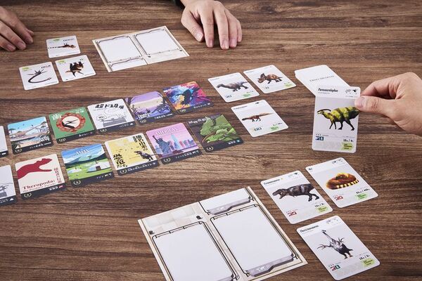 「恐竜くん」全面監修による、興味と新たな発見につながる恐竜ボードゲーム・遊べる恐竜図鑑、「ディノミュージアム」をGEO GAMESから2025年7月8日(火)に発売！