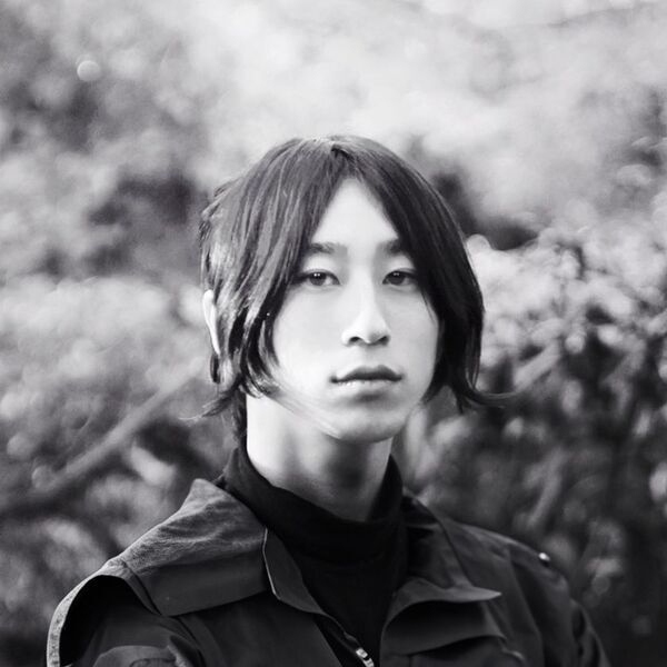 物質調律家・山崎タクマ氏、成層圏に触れた素材を用いた新作照明彫刻を初公開