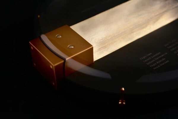 物質調律家・山崎タクマ氏、成層圏に触れた素材を用いた新作照明彫刻を初公開