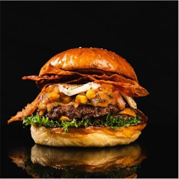 ヒルトン×オージー・ビーフ、「国際ハンバーガーの日」を記念し「グルメバーガーマンス」を6月25日(水)まで期間限定開催