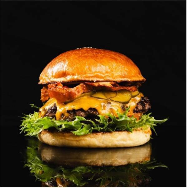 ヒルトン×オージー・ビーフ、「国際ハンバーガーの日」を記念し「グルメバーガーマンス」を6月25日(水)まで期間限定開催