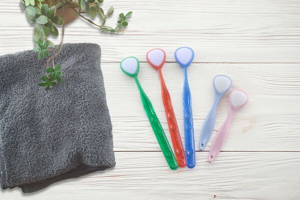 美容・マナー・健康など様々なテーマで注目の口腔ケアについてSHIKIEN公式HPで公開　口腔ケアは「歯磨きだけでなく、舌磨きも必要」という事、ご存じですか？