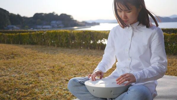 指で叩いて気軽に演奏できるユニークな電子ハンド・パーカッションが登場