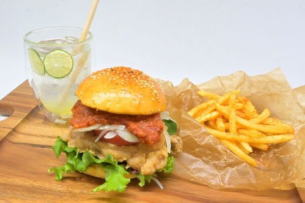 阿波の旨辛バーガー×メロンの清涼感！くるくる なるとで味わう夏のごちそう　地元食材の魅力をぎゅっと詰め込んだ、映えておいしい夏限定メニュー登場！