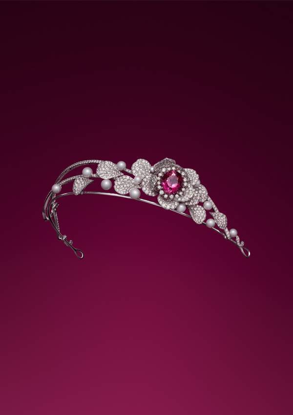 神宮寺勇太がパリ・オートクチュールに登場！ミキモトの新作ハイジュエリーを華麗に纏い、大きなバラが胸元に輝くジャケットスタイルを披露。風に舞うバラの花びらがモチーフの新作ハイジュエリーコレクション「Les Petales」発表