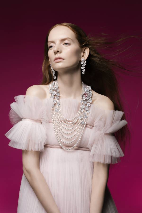 神宮寺勇太がパリ・オートクチュールに登場！ミキモトの新作ハイジュエリーを華麗に纏い、大きなバラが胸元に輝くジャケットスタイルを披露。風に舞うバラの花びらがモチーフの新作ハイジュエリーコレクション「Les Petales」発表