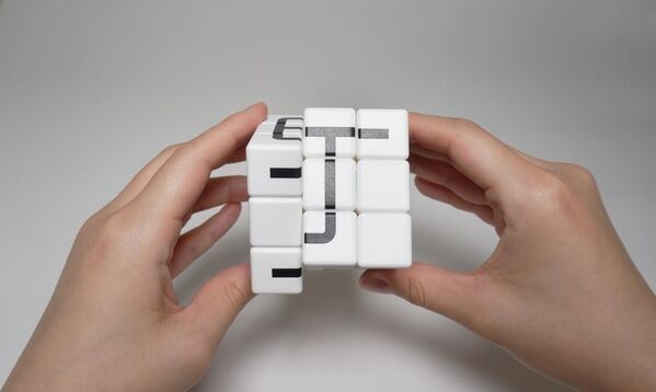 作れる文字は無限大！パズルオーディションで最優秀賞を受賞した「モジキューブ」が全国の玩具専門店等で発売！