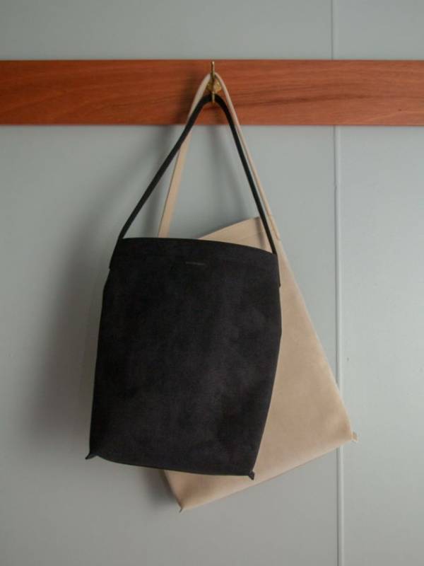 otnek & ebanat(オトネック・エバナット)より、人気定番モデル“MEJIA”に「アーモンド」と「ネイビー」の限定色が登場