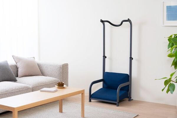 爆発的ブームとなったぶら下がり健康器が約半世紀ぶりに進化！座椅子と合体した「ぶらさがりチェア」発売