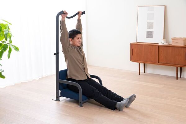 爆発的ブームとなったぶら下がり健康器が約半世紀ぶりに進化！座椅子と合体した「ぶらさがりチェア」発売