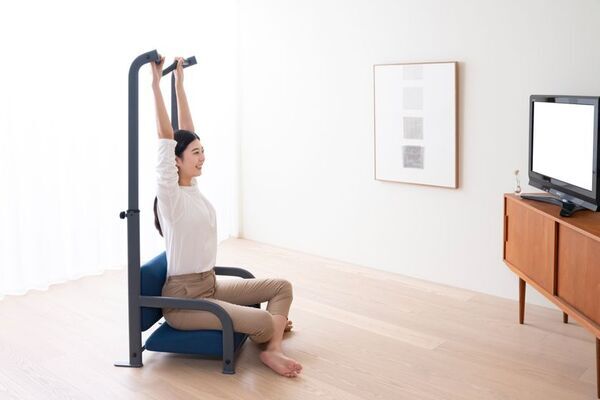 爆発的ブームとなったぶら下がり健康器が約半世紀ぶりに進化！座椅子と合体した「ぶらさがりチェア」発売