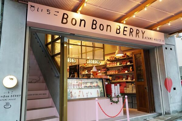 【いちごBonBonBERRY ATAMI HOUSE.】夏を味わういちご尽くしのかき氷が登場！新作「トリプルベリーいちごおり」、7/4(金)発売～さらに7/12～16は「いちごの夏祭り」開催！いちごだらけの縁日イベントも～