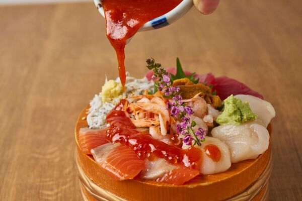 【熱海銀座おさかな食堂】熱海の新名物「熱海だいだいサクラマス」を味わう！暑い日でも食欲倍増！旨辛フェアを7/3より開催！