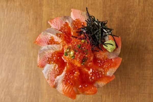 【熱海銀座おさかな食堂】熱海の新名物「熱海だいだいサクラマス」を味わう！暑い日でも食欲倍増！旨辛フェアを7/3より開催！