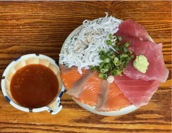 【熱海銀座おさかな食堂】熱海の新名物「熱海だいだいサクラマス」を味わう！暑い日でも食欲倍増！旨辛フェアを7/3より開催！