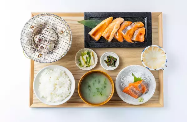 【熱海銀座おさかな食堂】熱海の新名物「熱海だいだいサクラマス」を味わう！暑い日でも食欲倍増！旨辛フェアを7/3より開催！