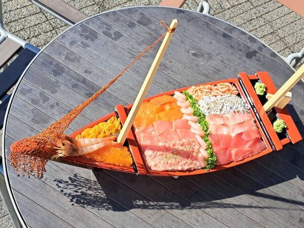 ＼デカ盛り！全長65cm、総重量2.1kgの船盛海鮮丼が登場！／駿河湾沼津サービスエリア上り線内「おさかな丼屋とと丸食堂」で夏休みにデカ盛りメニューとしてGWに続き「駿河湾沼津出港丼」を販売