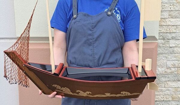 ＼デカ盛り！全長65cm、総重量2.1kgの船盛海鮮丼が登場！／駿河湾沼津サービスエリア上り線内「おさかな丼屋とと丸食堂」で夏休みにデカ盛りメニューとしてGWに続き「駿河湾沼津出港丼」を販売