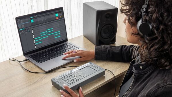 コードレコメンド機能でコードが弾ける、作れる、ひらめきが生まれるグルーヴボックス「Chordcat」