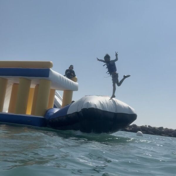 満員御礼の時間帯も！和歌山市・片男波海水浴場の海上アスレチック「AQuaLooP」8月31日までオープン